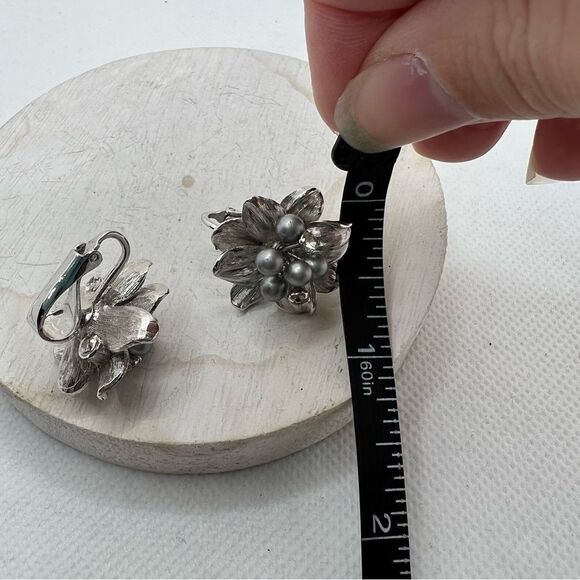 Silver elegant fancy flower clip on earrings - Picture 4 of 9